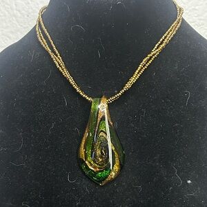 Elegant Green and Gold Pendant Necklace